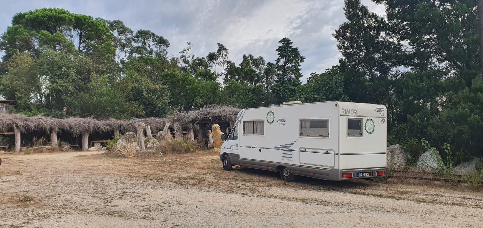 Autocaravana estacionada na quinta da Fonte Quente